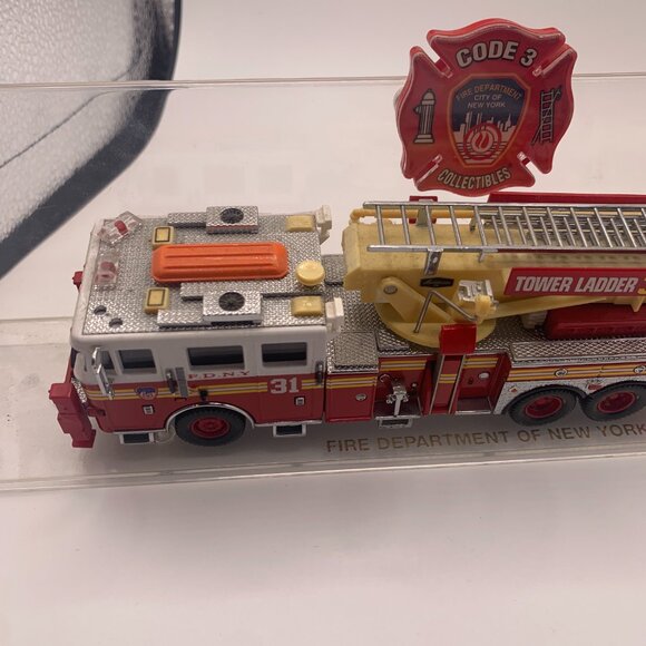 2000 Code 3 Collectibles Diecast FDNY Tower Ladder 31 Limited Edition (12190) - Picture 3 of 5